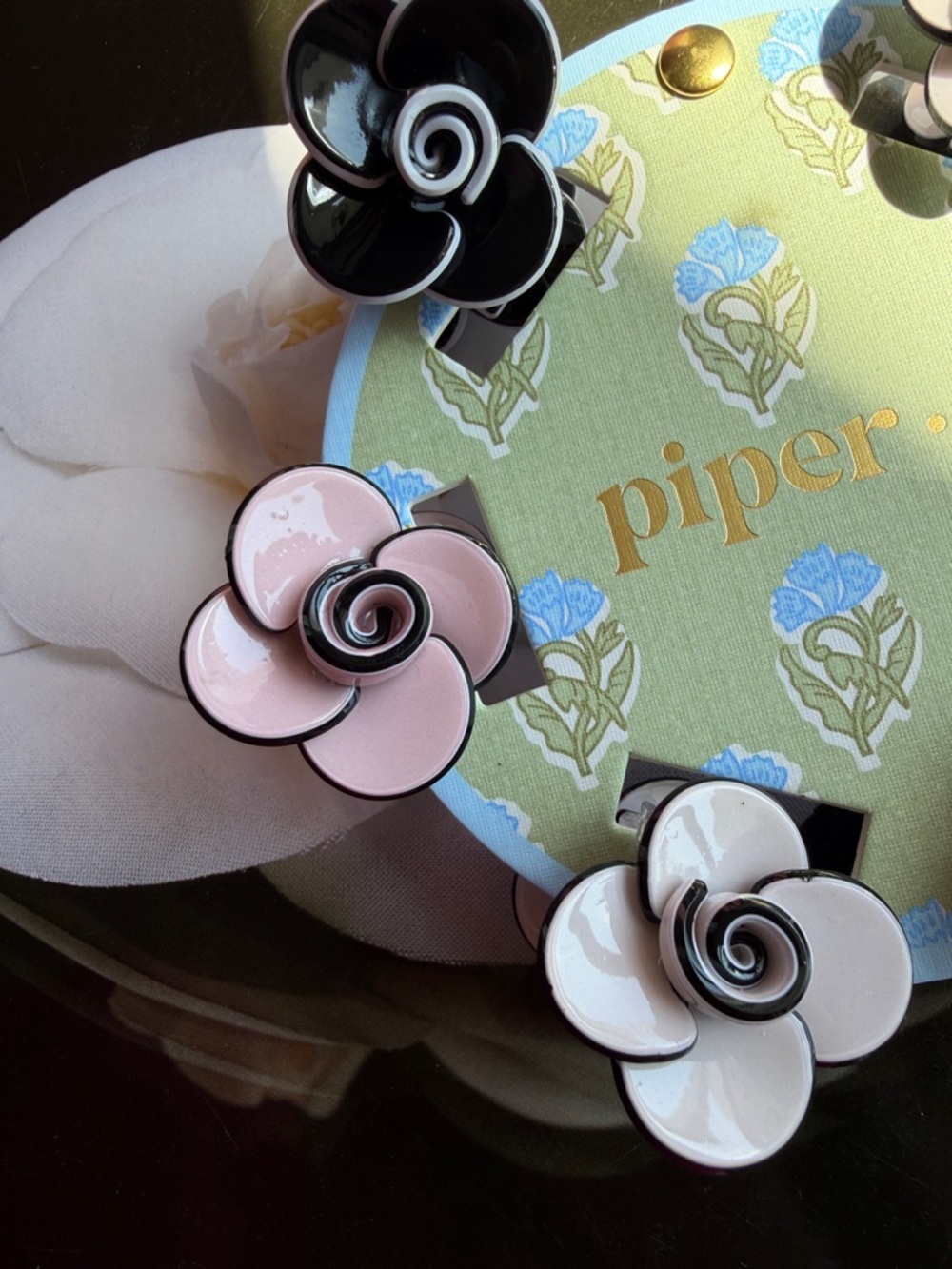 Piper.k rose-shaped hair clips. - Picture 7 of 10